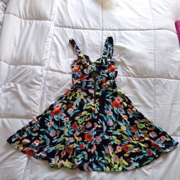 Cute Volcom floral dress - Picture 2 of 4